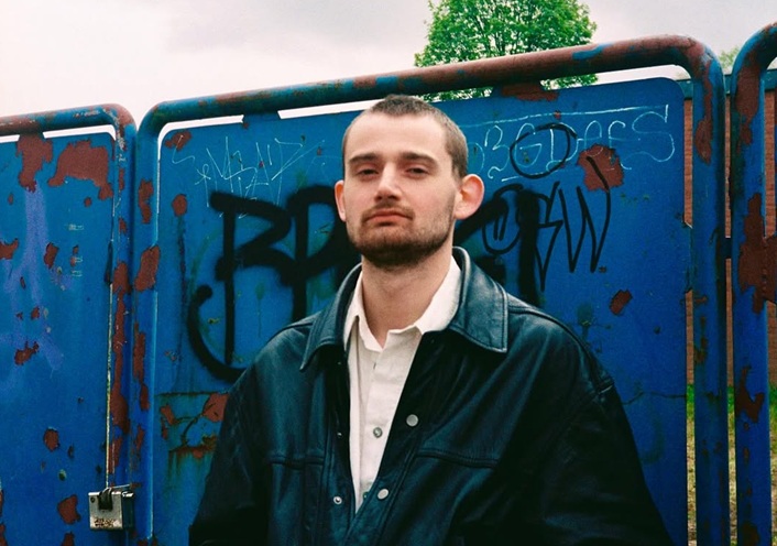 Eerlijk, eigenzinnig en emotioneel: Kes schijnt met “De Rode Zon”